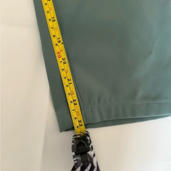 Lululemon women’s on the fly cropped pants. Size 4. Tidewater teal. - Picture 3 of 3